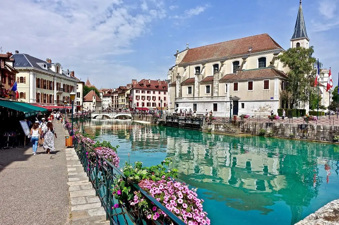 Photo de la ville d'Annecy avec la rivière Thiou qui la traverse