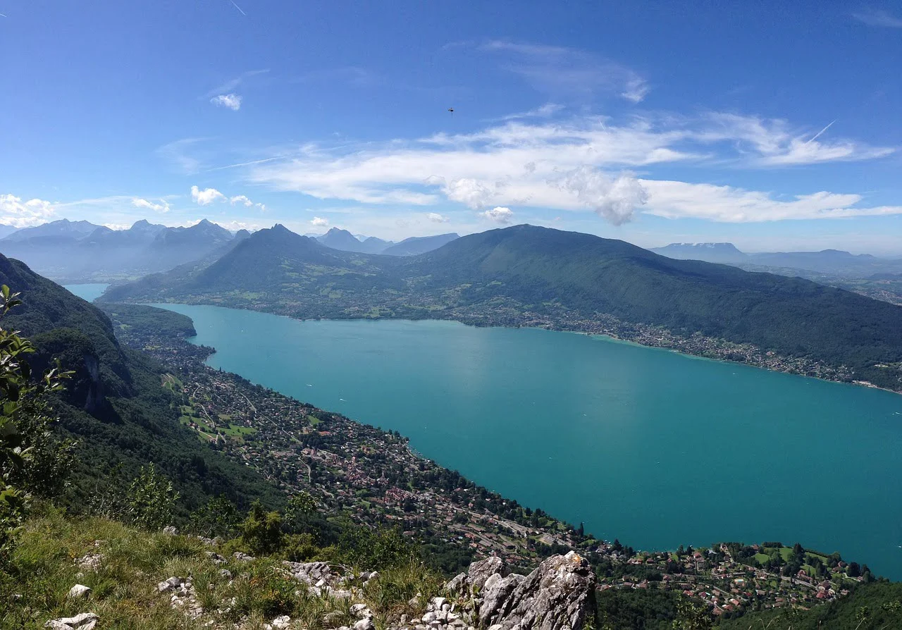 Vue depuis la montagne sur le lac d'Annecy